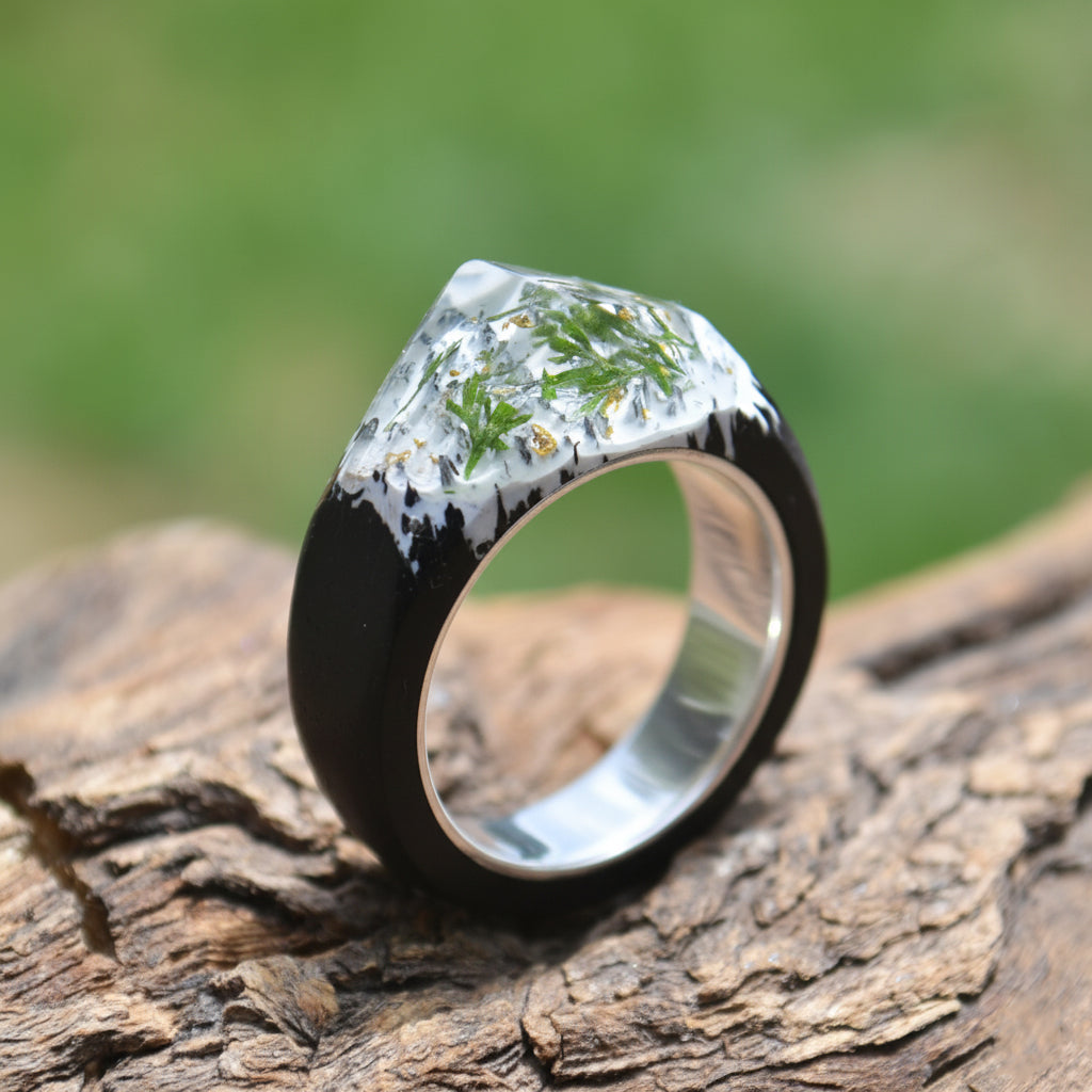 Anillo de ebano, resina y helecho encapsulado / Ebony, Resin, and Encapsulated Fern Ring