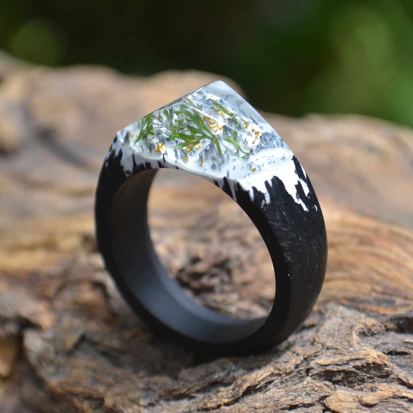 Anillo de ebano, resina y helecho encapsulado / Ebony, Resin, and Encapsulated Fern Ring
