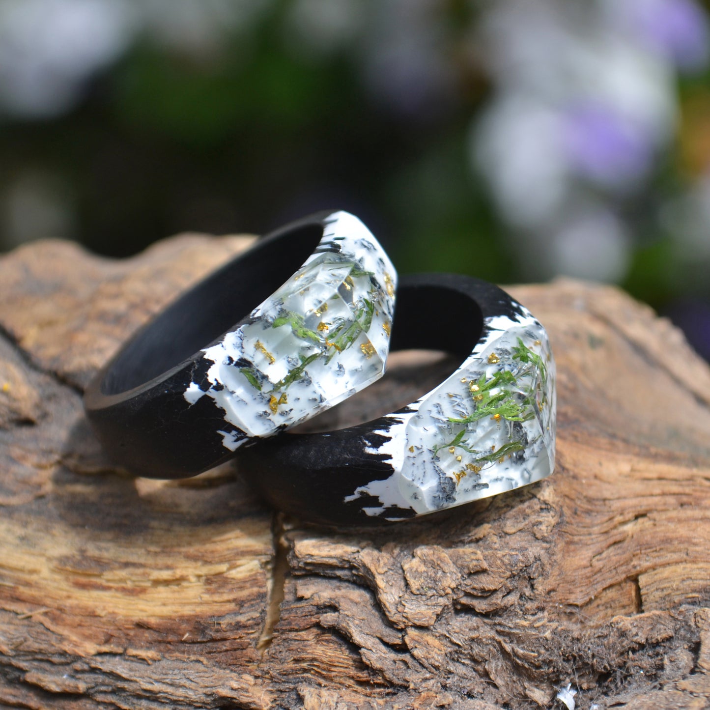 Anillo de ebano, resina y helecho encapsulado / Ebony, Resin, and Encapsulated Fern Ring