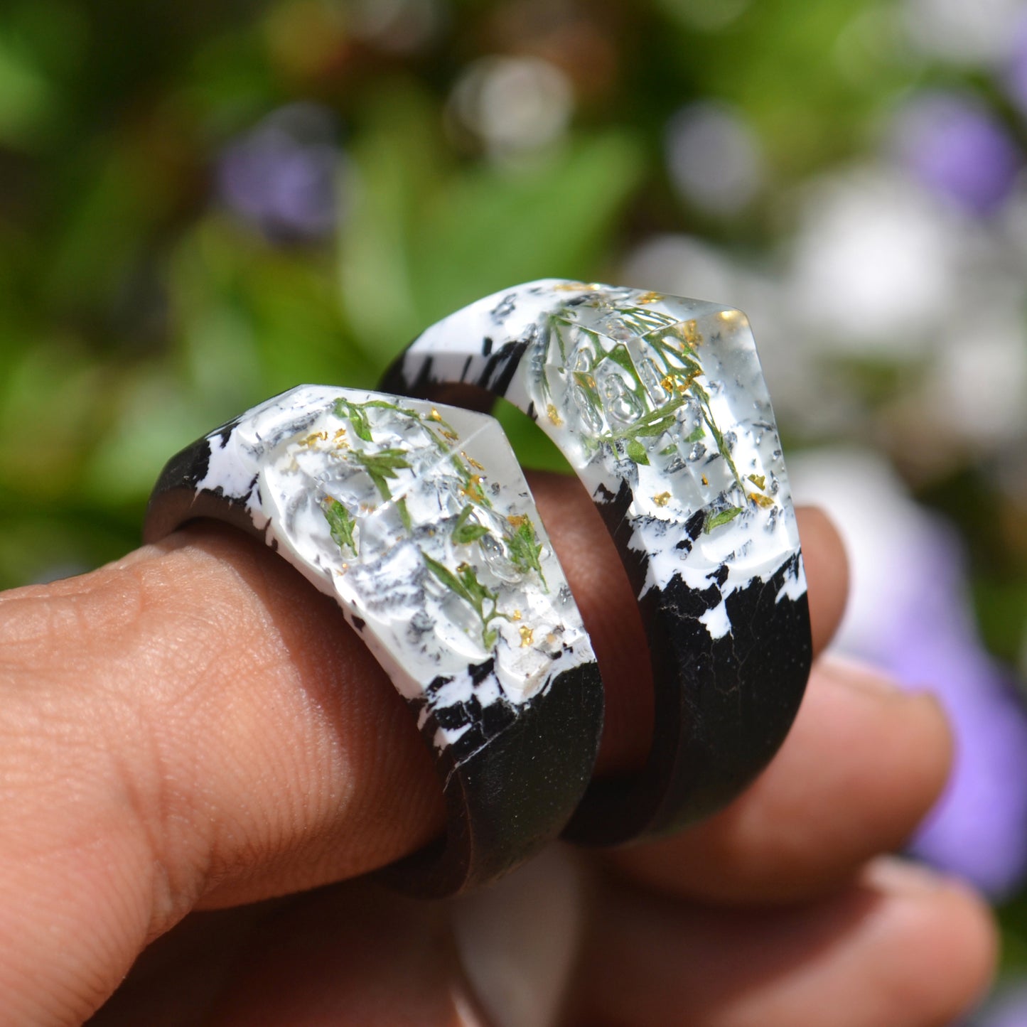 Anillo de ebano, resina y helecho encapsulado / Ebony, Resin, and Encapsulated Fern Ring