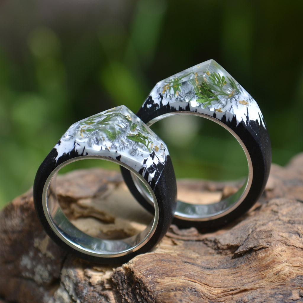 Anillo de ebano, resina y helecho encapsulado / Ebony, Resin, and Encapsulated Fern Ring
